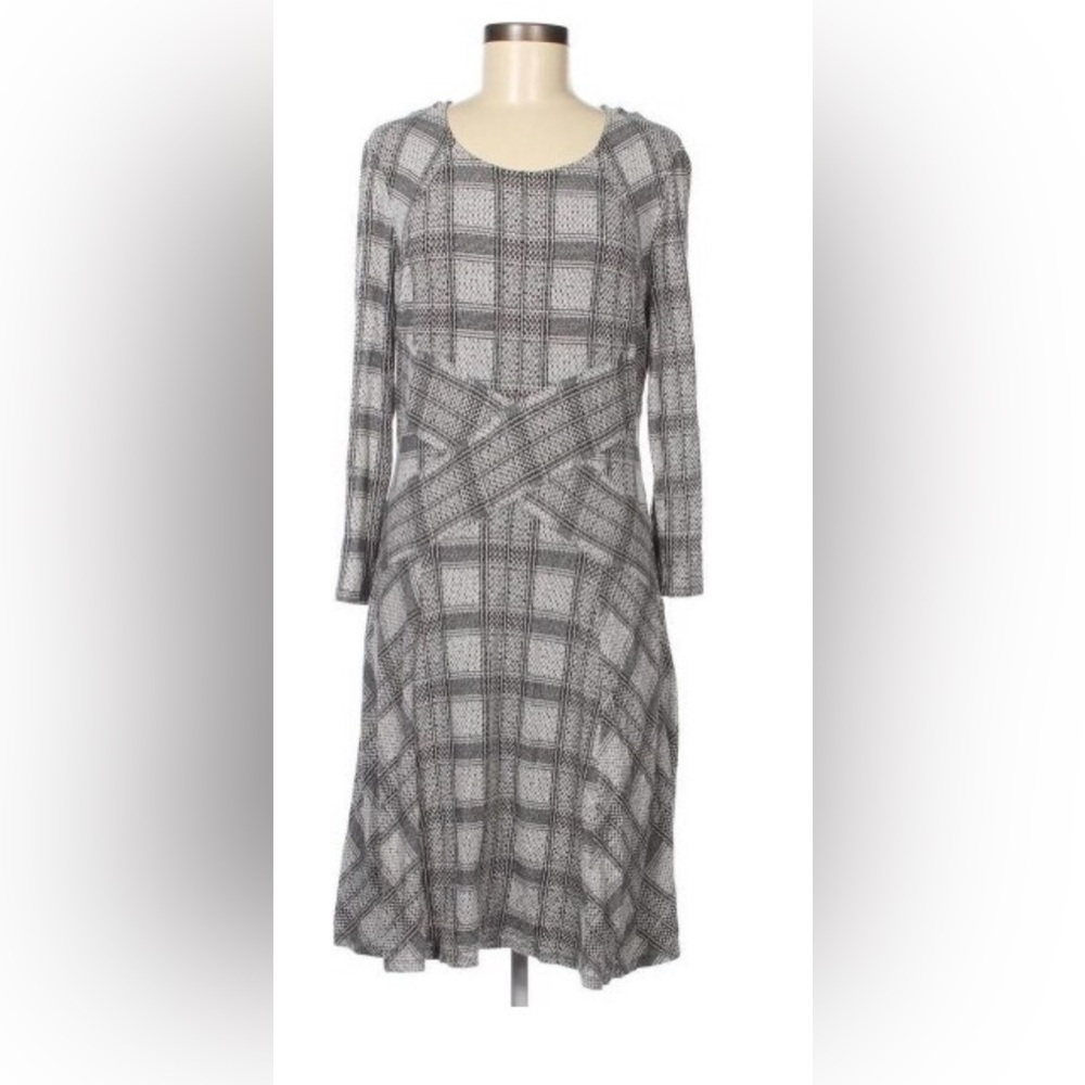 BCBGMaxazria"  blk. white gray long sleeve scoop knit dress. Size.M